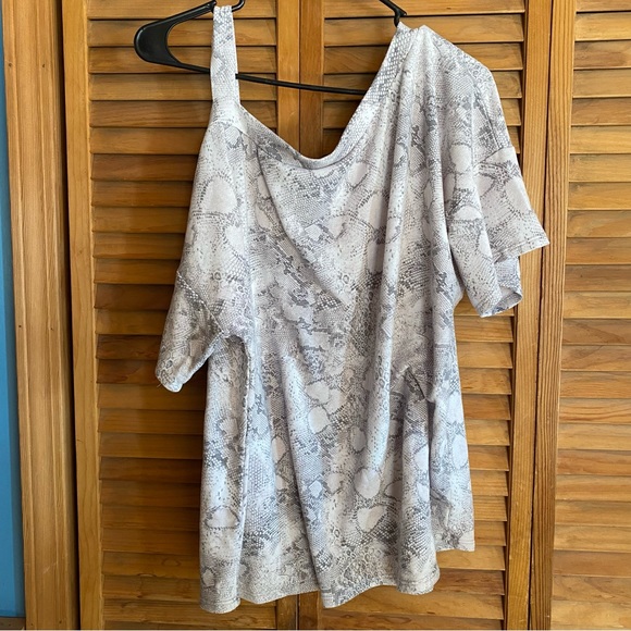 🐍BiBi, Size XL, Snake Print, Shirt Sleeve, One Cold Shoulder Top - Picture 7 of 7